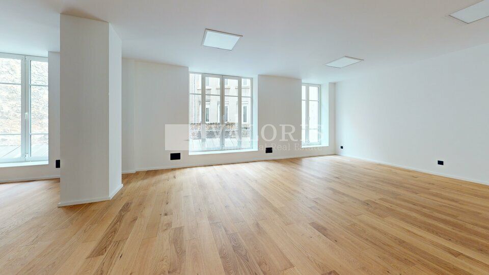 Valoris Real Estate vous propose des bureaux entièrement rénovés à la vente, situés dans le prestigieux secteur de la Presqu'île, Lyon 1er. Ces locaux de 293 m², répartis en duplex sur les 1er et 2ème étages d'un immeuble en copropriété. 