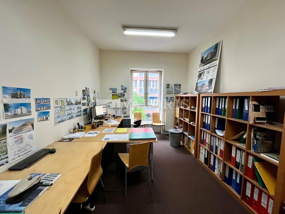 Valoris Real Estate vous un local de bureaux situé dans le très prisé Lyon 6ème. Avec une entrée sur rue offrant une visibilité optimale, cet espace est idéal pour établir votre entreprise dans un emplacement stratégique.