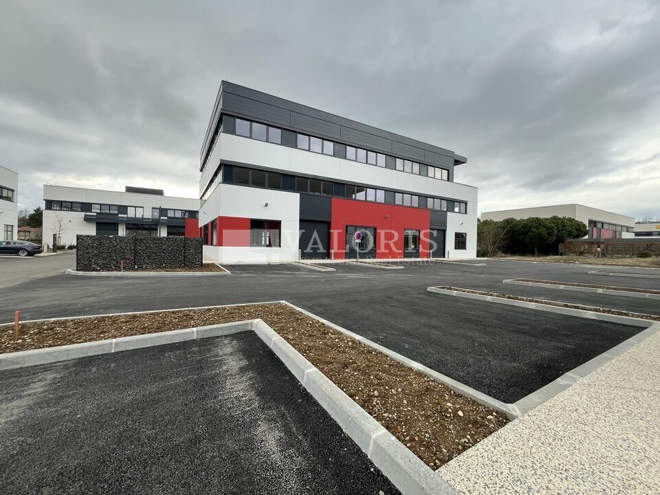 Location local d''activites 2239 m² divisibles à partir de 211 m²