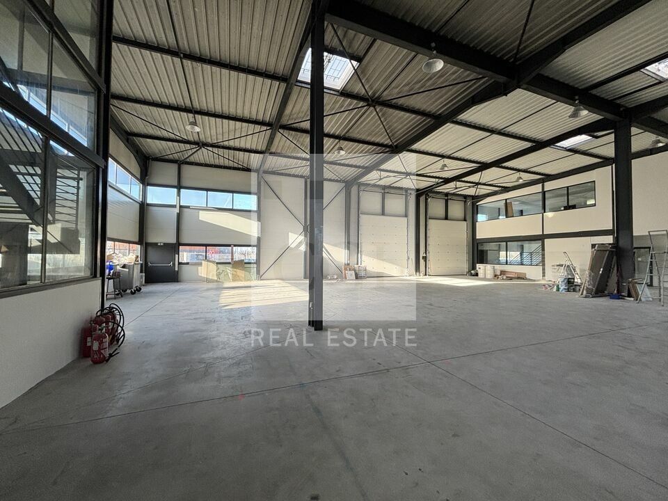 À Louer : Local d'Activités de 850 m² à Chaponnay - Proche Autoroute A46