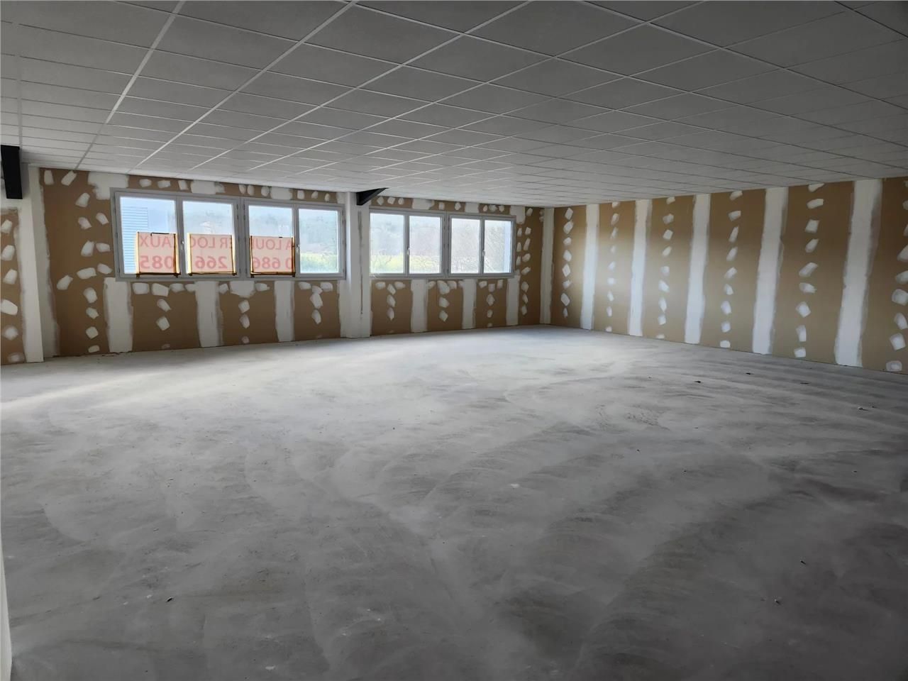 Location local 330 m² à Saint-Martin-de-Londres