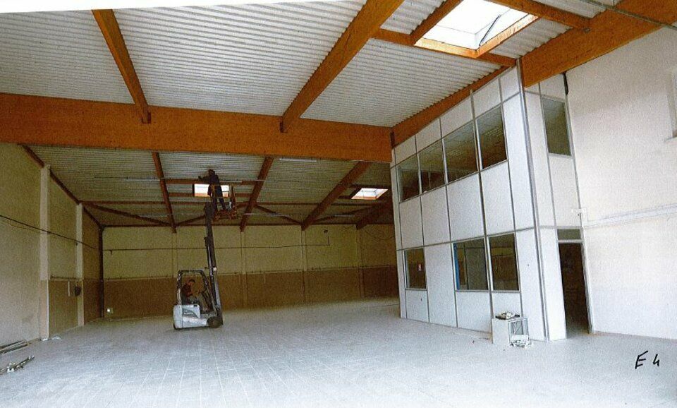 À Louer : Local d'Activités de 583 m² à Décines-Charpieu - Parc Sécurisé avec Bureaux