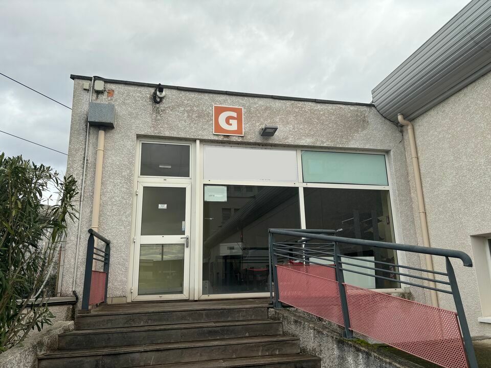 À Louer : Bureaux de 274 m² à Décines-Charpieu - Parc Sécurisé avec Showroom et Bureau