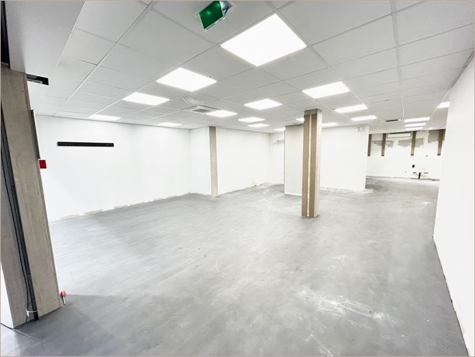 Location Commerce/boutique 122 m² non divisibles