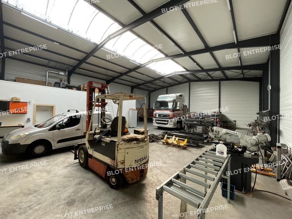 Location entrepôts 368 m² non divisibles