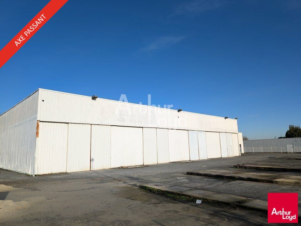 Bel emplacement visible et facilement accessible à Vitré, avec un grand foncier !