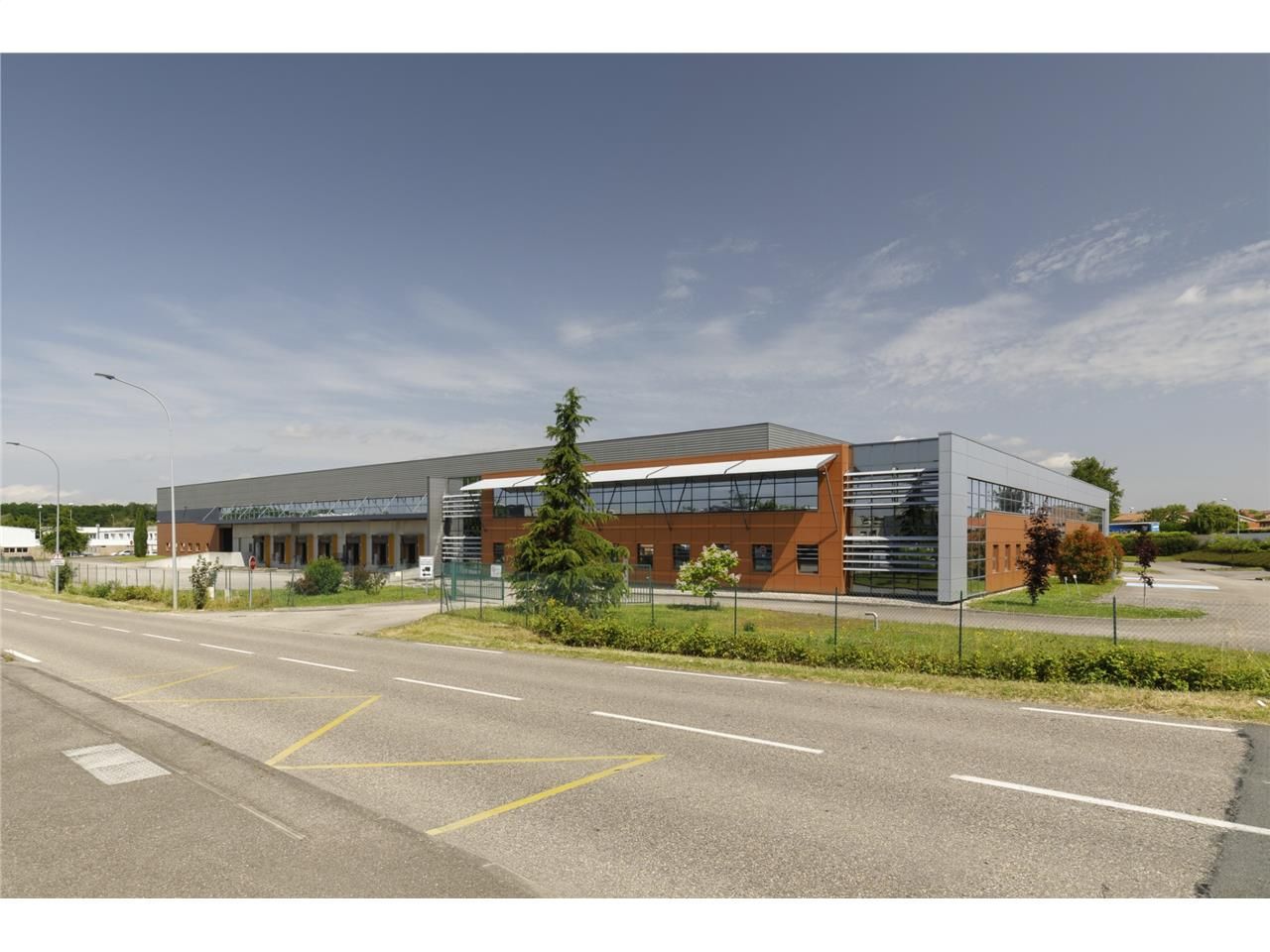 Location local 9623 m² à Miribel