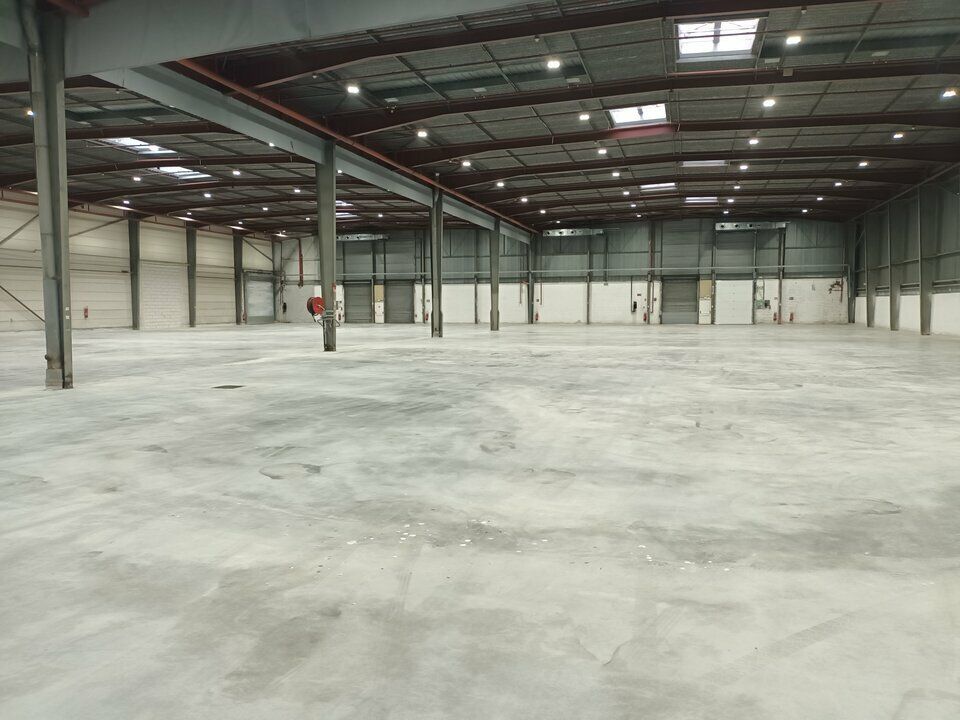 Location entrepot 10610 m² non divisibles