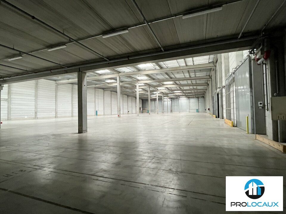 Location entrepot 4857 m² non divisibles
