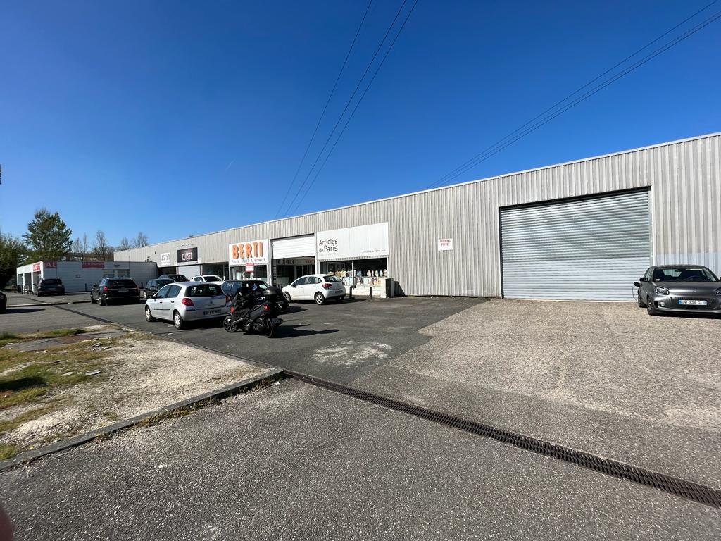 Location local commercial 450.00 m² à BORDEAUX