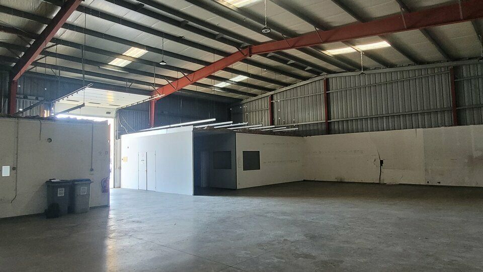 LOCAL D'ACTIVITES OU ARTISANAL.