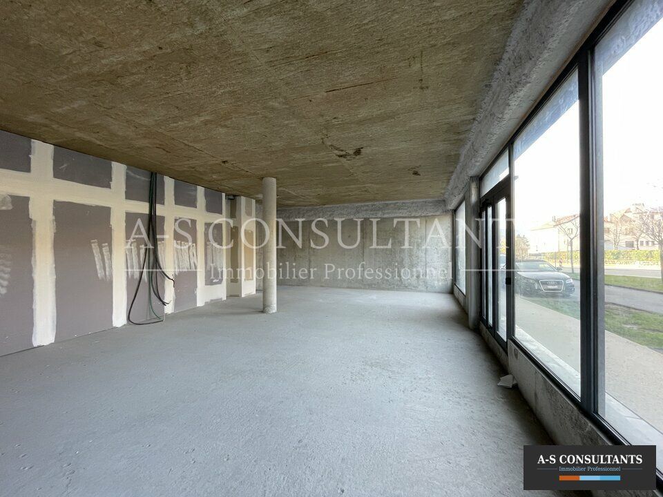 A louer, centre-ville Saint-Genis-Pouilly, (01630), local professionnel ou commercial avec vitrine sur rue passante. Surface 58 m², idéal professions libérales, médicales ou petit commerce. Restauration interdite.