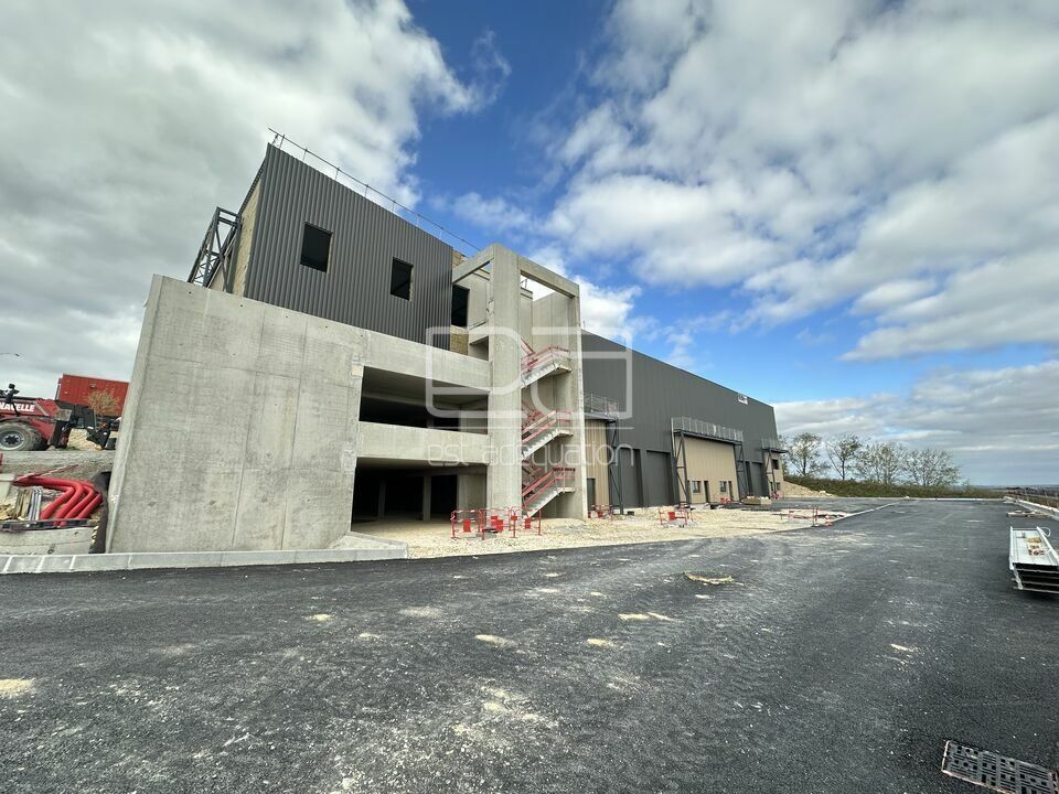 Vente local d''activites 2399.5 m² divisibles à partir de 181.3 m²