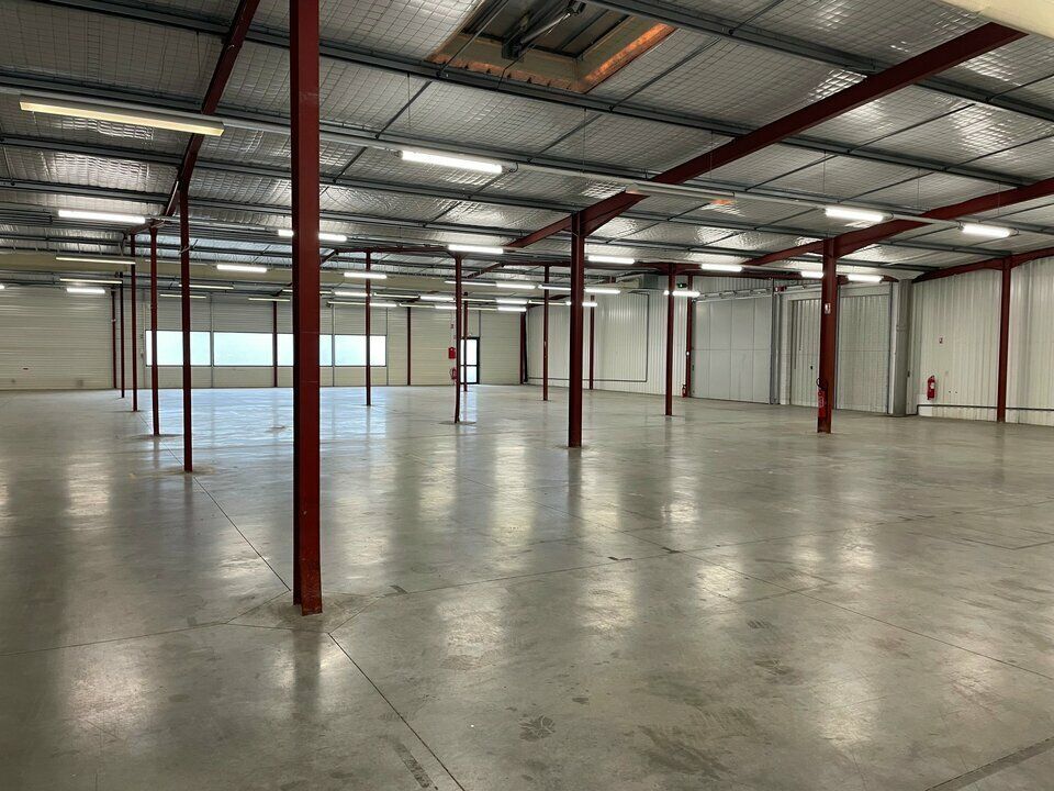Location local d''activites 820 m² non divisibles