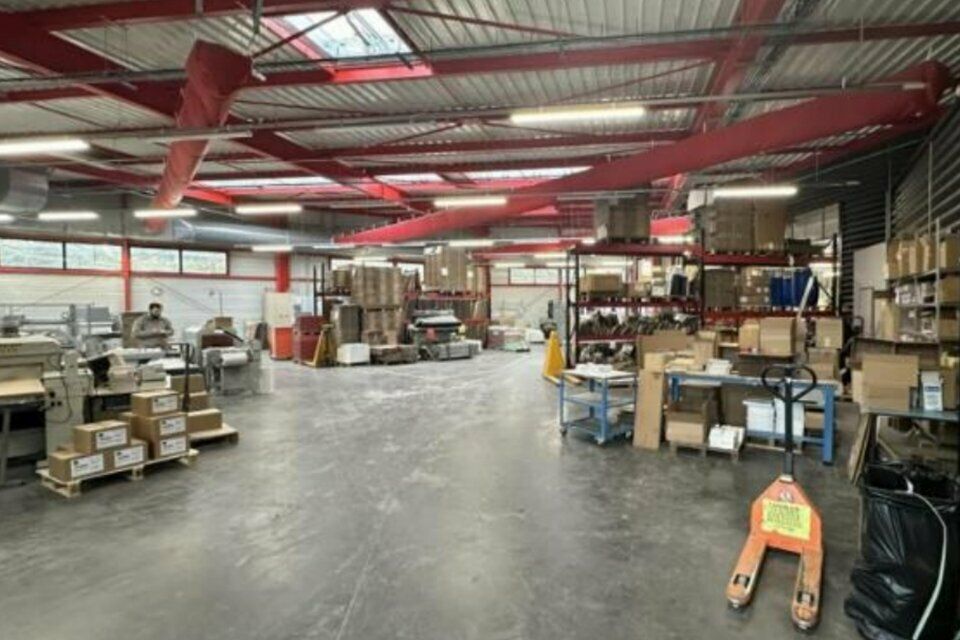 Vente local d''activites 3000 m² non divisibles