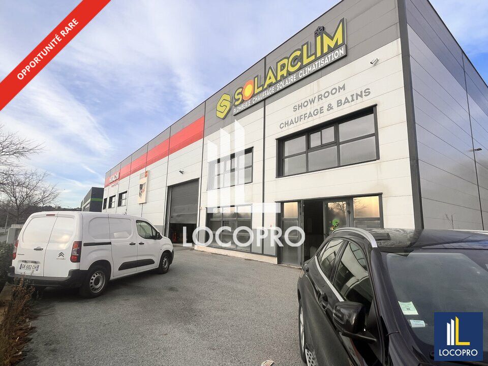 SORTIE FREJUS - A LOUER BUREAUX SHOWROOM 759 M2 ÉQUIPÉS - ENSEIGNE VISIBLE A8
