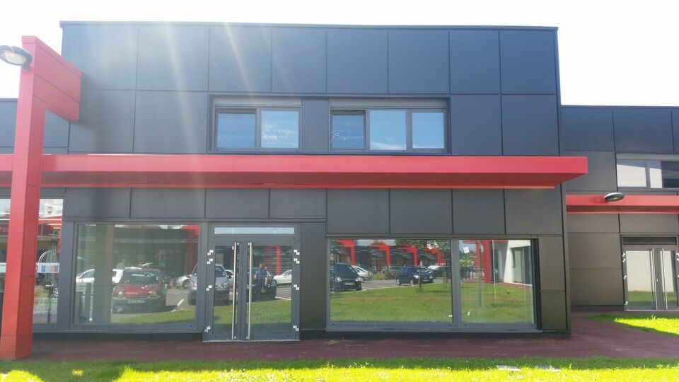 Proche Hyper CARREFOUR, IKEA ou LEROY MERLIN, Au sein d'une zone d'activité commerciale dynamique et de bonne tenue situé à l'ouest Mulhousien nous proposons un lot d'une superficie développée de 260 m² 