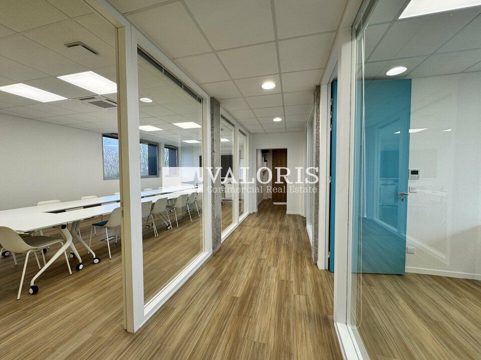 Valoris Real Estate vous propose d'installer vos équipes au sein du bâtiment LE PARE à Saint-Priest, entièrement refait à neuf en 2024 et proposant un loyer très compétitif.