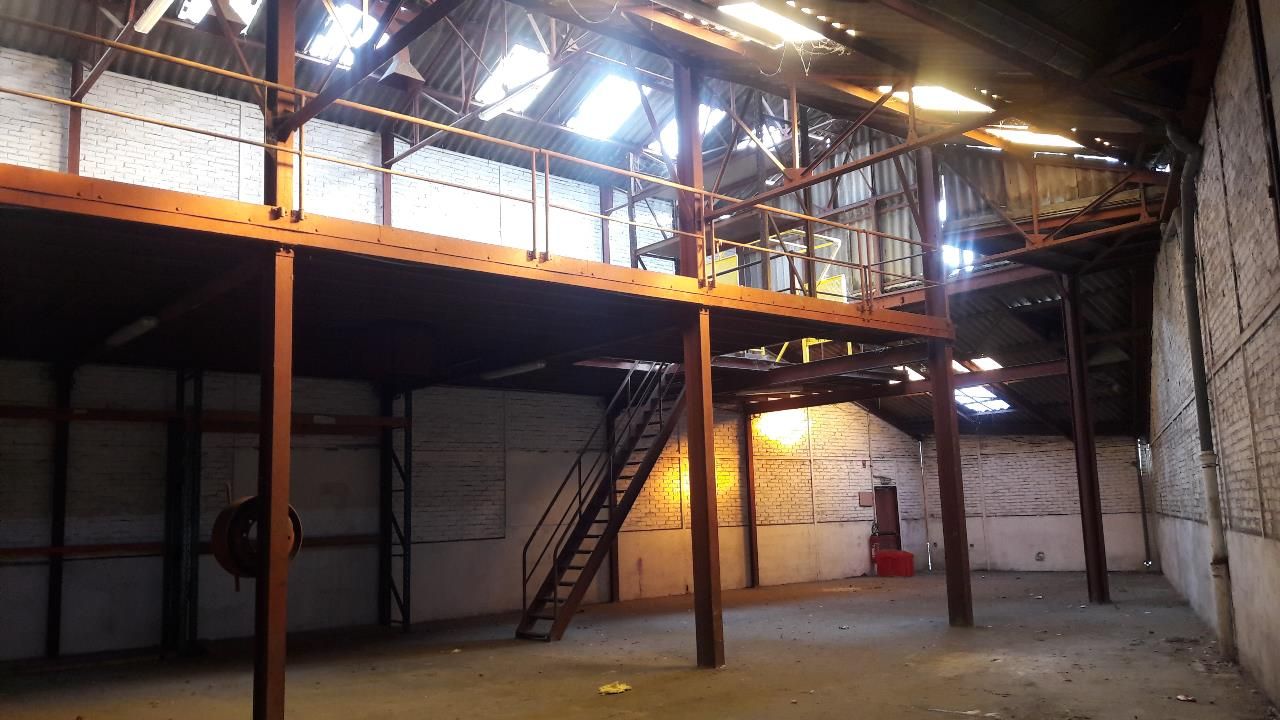 Local d'activités commerciales sur axe très passant, bénéficiant d'une grande visibilité.