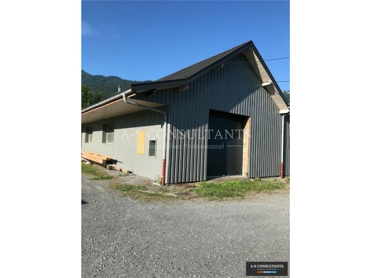 A louer, GIEZ(74210), 10 mins de FAVERGES-SEYTHENEX, entrepôt artisanal ou de stockage avec porte sectionnelle motorisée, éclairage extérieur, accès aisé, stationnement devant le bâtiment - réunion de 2 lots possible pour une surface totale 160 m².