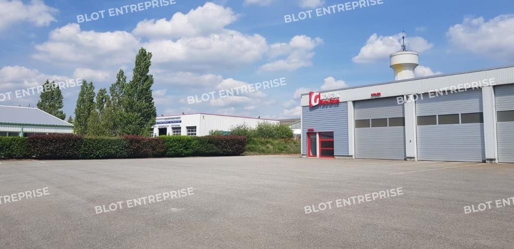 Location entrepôts 300 m² non divisibles