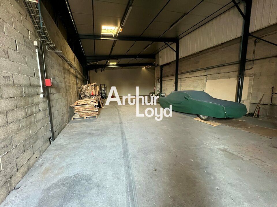 Location activité/entrepôt - 856 m²