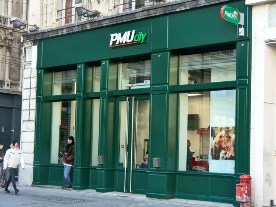 Valoris Real Estate vous propose un local exceptionnel en angle, sur la place des Terreaux, Lyon 1er, d'environ 100 m².