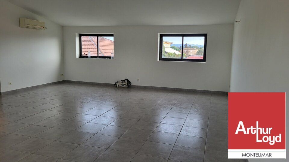 MONTELIMAR SUD - DANS UN RETAIL PARK AVEC COMMERCES - A LOUER BUREAUX AU PREMIER ETAGE