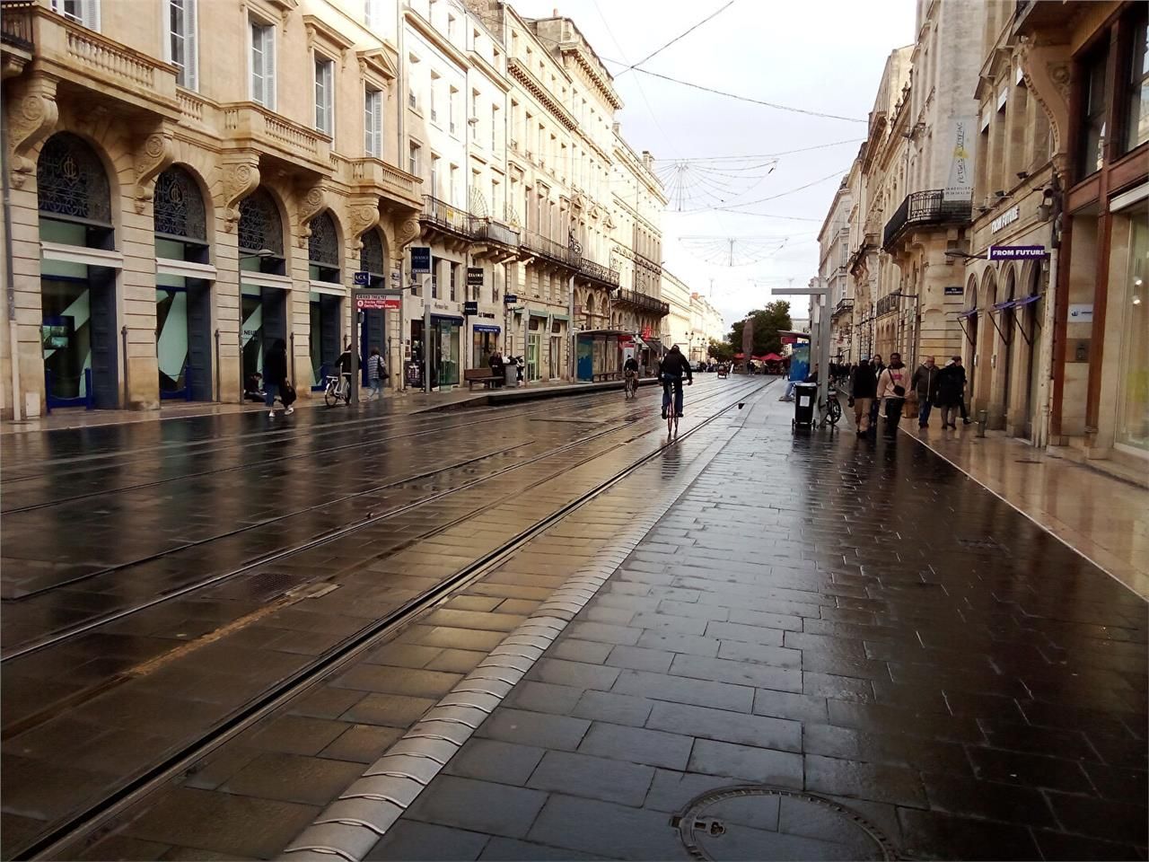 Location local commercial 35.00 m² à BORDEAUX