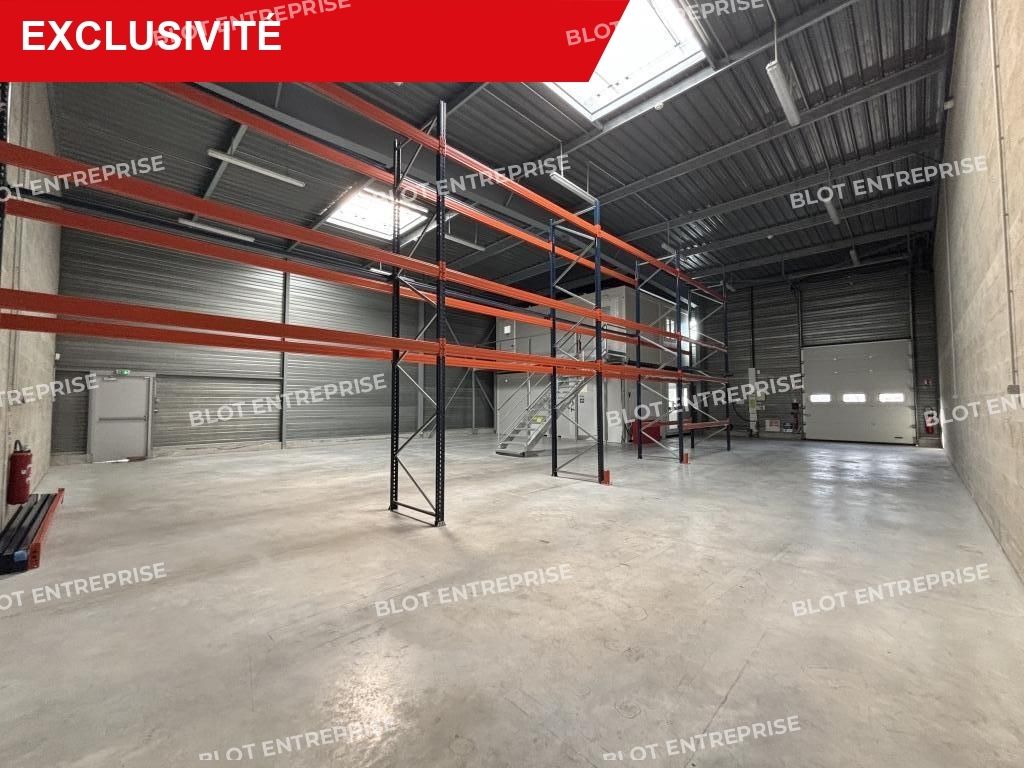 Location entrepôts 330 m² non divisibles