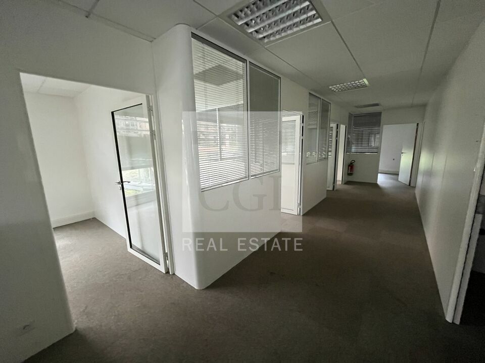 À Louer : Bureaux de 401 m² en RDC - Écully, Immeuble Tertiaire, Emplacement Stratégique