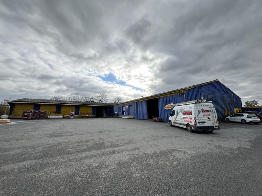 Location entrepôts 1900 m² non divisibles
