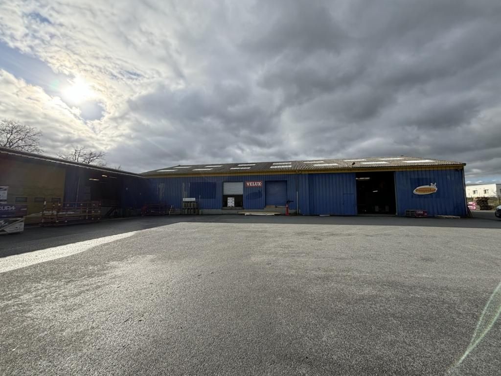 Location entrepôts 1900 m² non divisibles