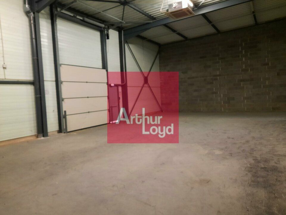 COURNON A LOUER LOCAL ACTIVITE 596 M² - COUR PRIVATIVE