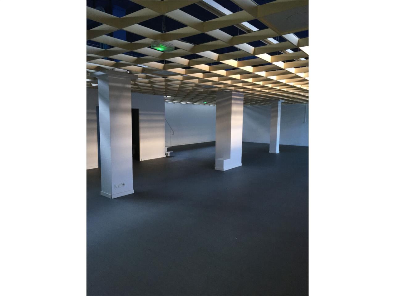 Location local commercial 600.00 m² à LIMOGES