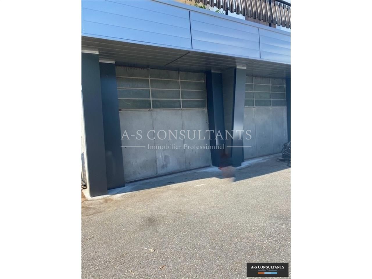 A SAISIR, EMPLACEMENT N°1, LOCAL PROFESSIONNEL OU COMMERCIAL A LOUER AVEC PARKINGS EXTÉRIEURS.