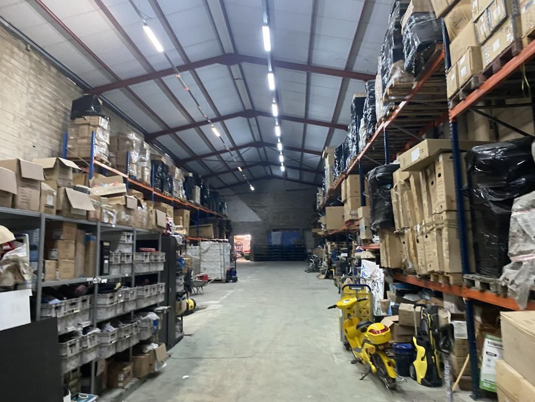 Vente entrepôts 1169 m² non divisibles