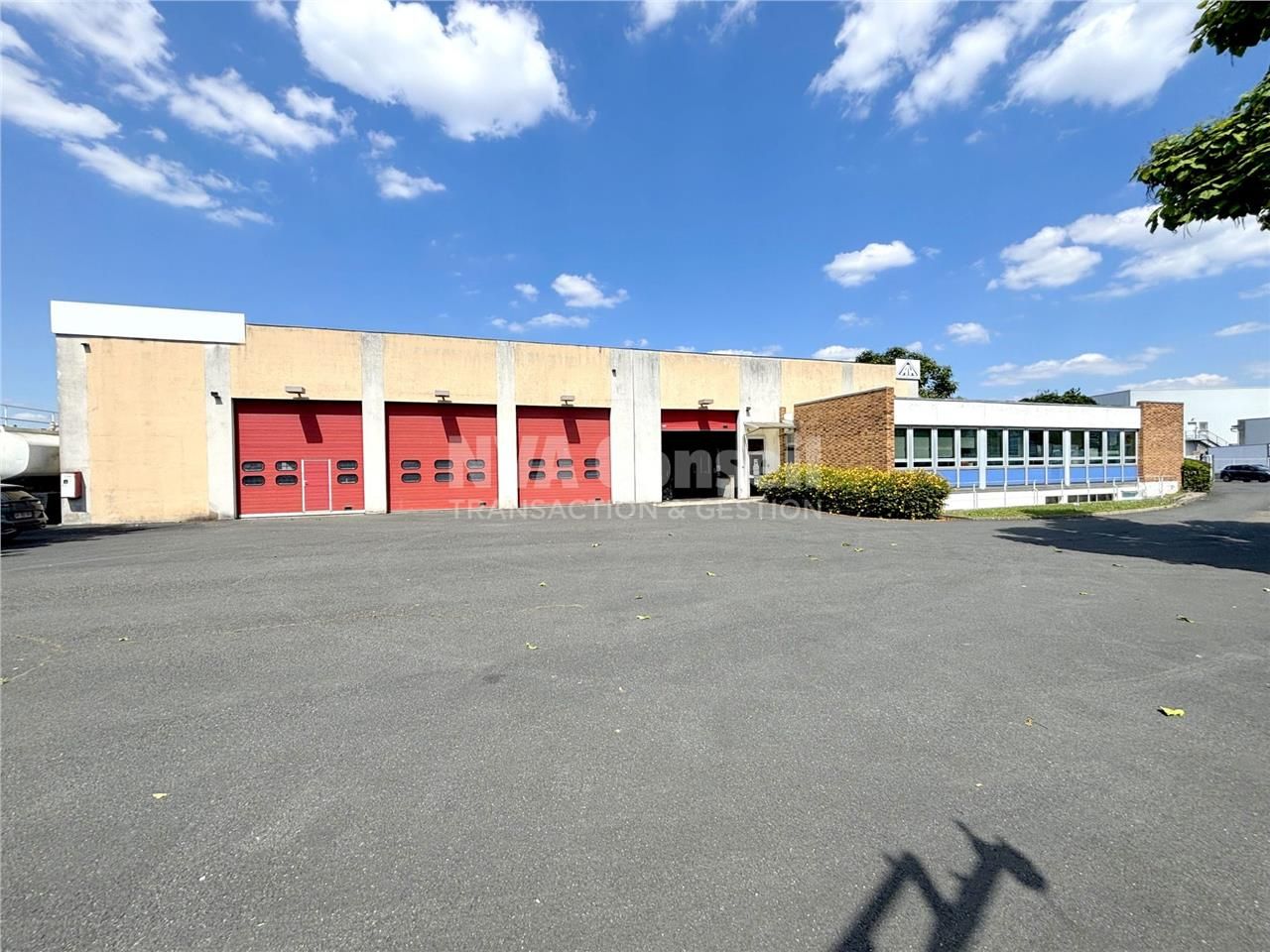 Location local commercial 1240 m² à Herblay
