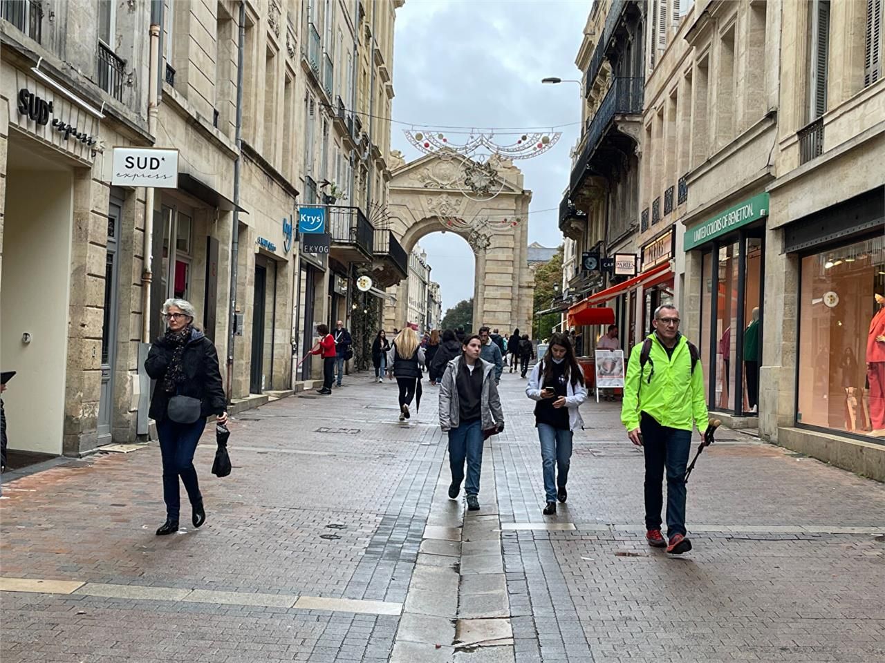 Location local commercial 92.00 m² à BORDEAUX