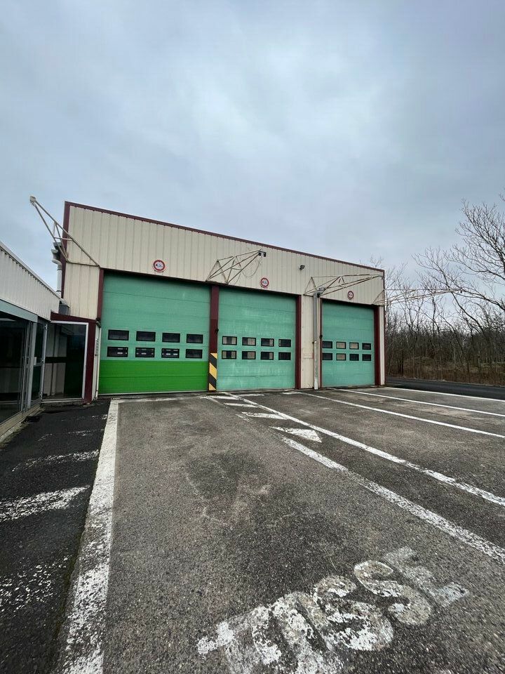 LOCATION Gravanches 460 m² d'atelier + 80 m² de bureaux 