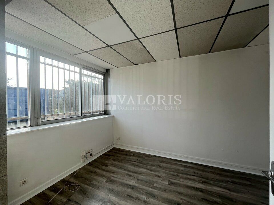 Valoris Real Estate vous propose à la location deux locaux d'activités dans un parc situé sur la commune de Chassieu, en plein coeur de la ZI Mi-Plaine, à proximité immédiate de l'autoroute A43 et de la Rocade-Est.