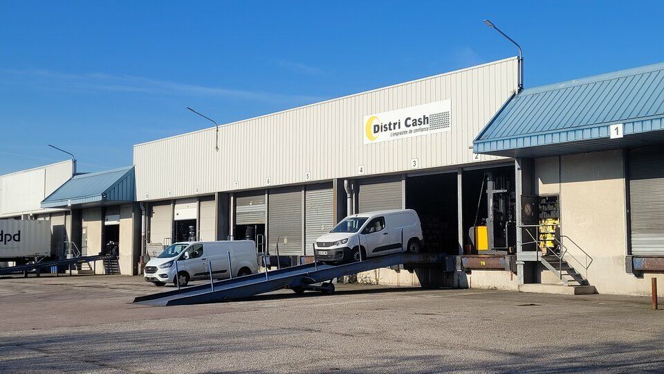 Location local d''activites 2023 m² non divisibles