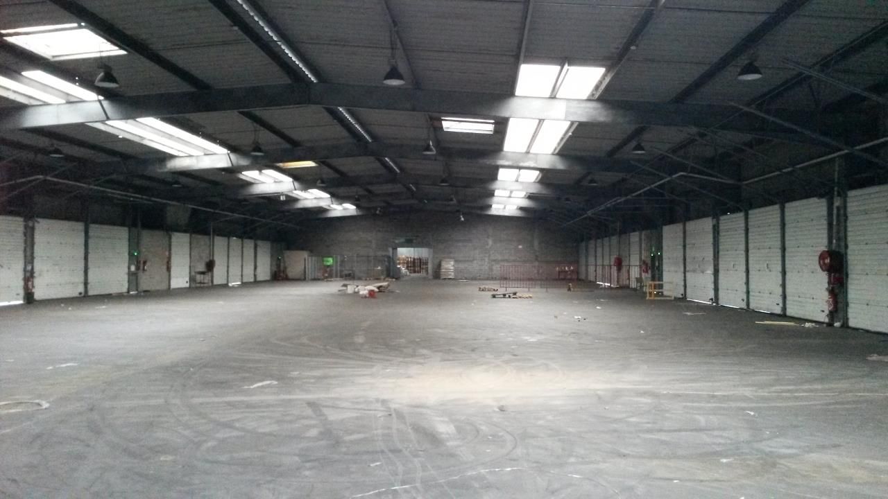 ENTREPOT DE MESSAGERIE A LOUER AU COEUR DE LA ZONE INDUSTRIELLE AVEC NOMBREUX QUAIS.