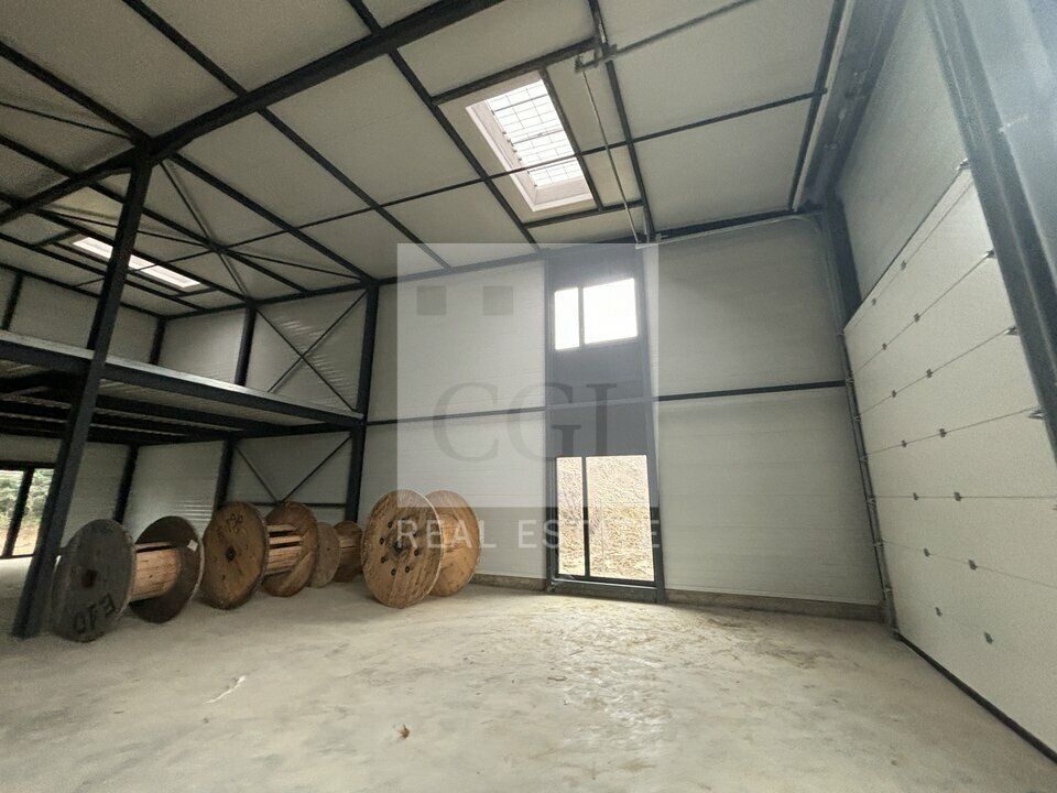 À Louer : Locaux d'Activités de 750 m² – Trévoux, Zone Industrielle, Divisibles