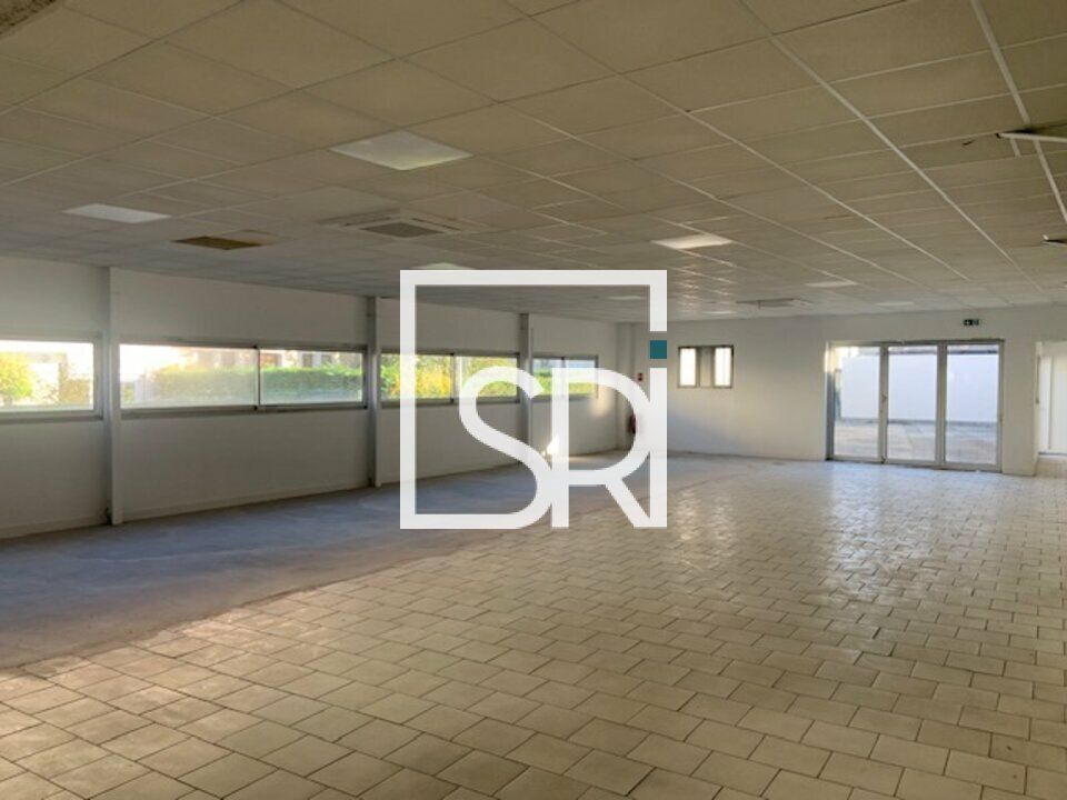 LOCATION LOCAL COMMERCIAL 540 M² + 112 M² EN PLUS SI BESOIN - 03200 VICHY