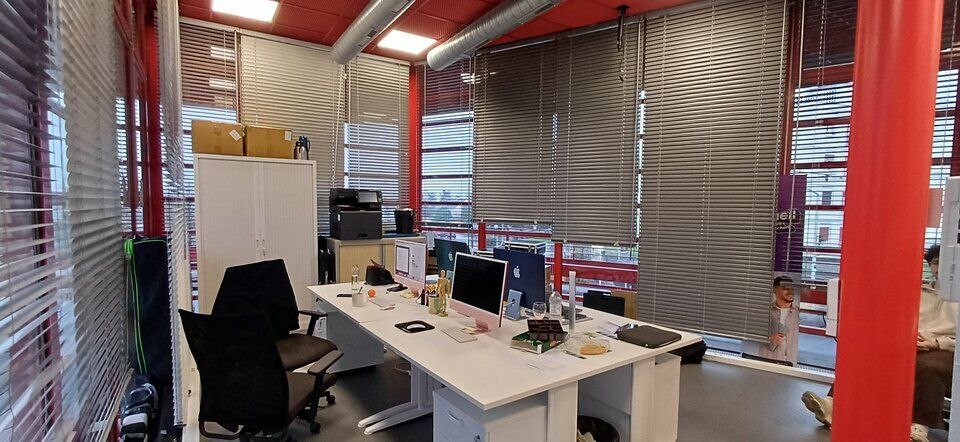 BEL ENSEMBLE DE BUREAUX A LOUER SUR HEROUVILLE EN COEUR DE VILLE.