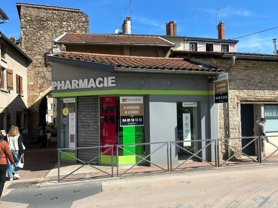 Valoris Real Estate vous propose un local commercial à louer d'environ 115 m² en rez-de-chaussée, au cœur de Chasselay, bénéficiant d'un emplacement stratégique au sein d'un environnement commerçant et dynamique.