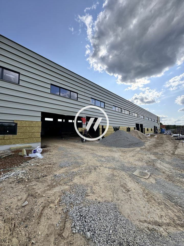 Location local d''activites 2556 m² divisibles à partir de 426 m²