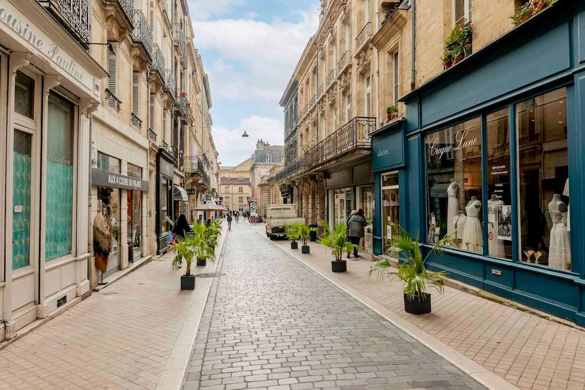 Location local commercial 38.00 m² à BORDEAUX