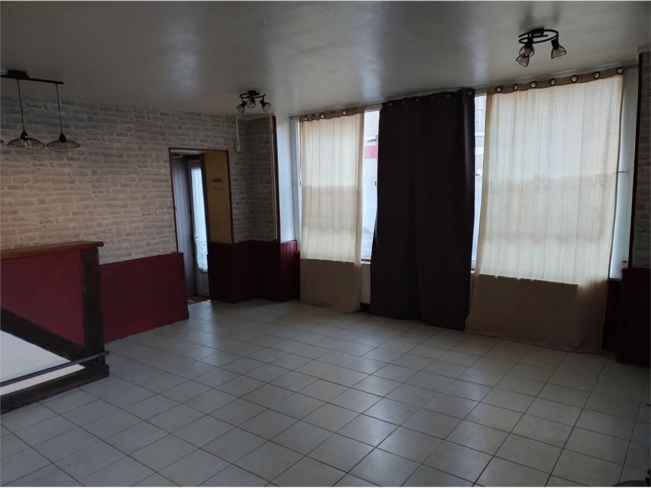 Vente local commercial 205.00 m² à LUSSAC LES EGLISES